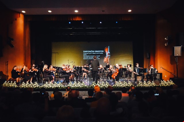 Koncert simfoničnega in godalnega orkestra s solisti